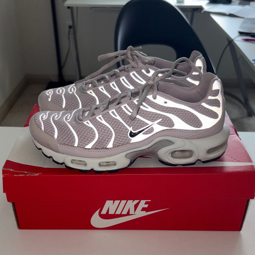 ๐๐๐Air max plus light pink (violet) size 8 - Picture 1 of 7